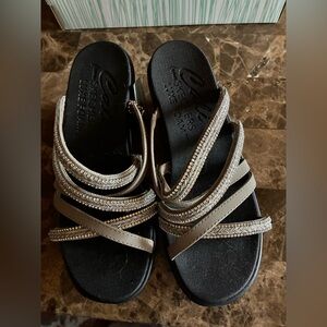 NWT Skechers Women's Black and Tan Sandals